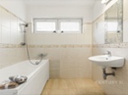 Rodinný dům 6+1 s terasou, bazénem a výhledem do zeleně, obytná plocha 265 m², pozemek 864 m², Mnichovice.