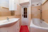 Prodej bytu 2+1, 70 m² užitné plochy, Hodkovičky, Večerní ulice