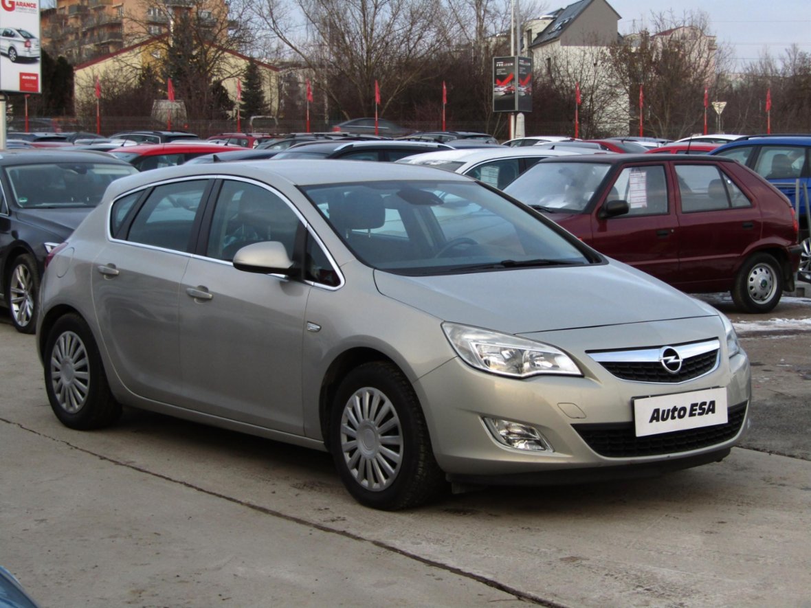 Opel Astra, 1.4i, ČR, AC, navi, hatchback, benzín