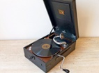 His Master’s Voice - starožitný gramofon