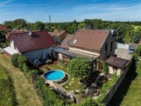 Oáza klidu na konci slepé ulice: Designový dům, s bazénem a zahradou navrženou pro život