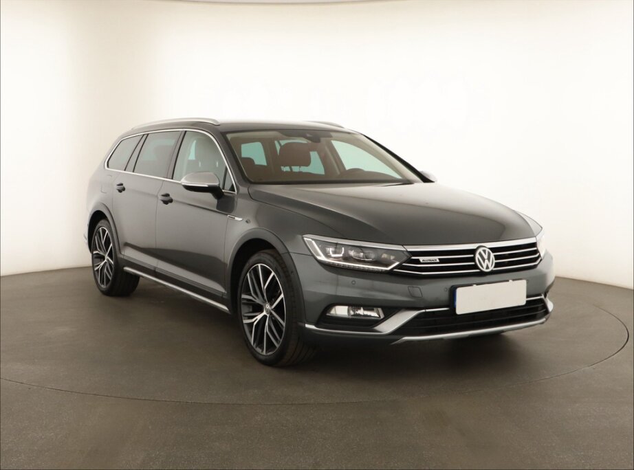 VW Passat, 2.0 BiTDIAlltrack , 4X4, Automat, ČR,,