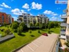 Světlý byt 2+kk s balkonem a park.