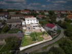 Dva propojené rodinné domy 7+2 se zahradou a výhledem do Českého krasu