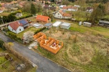 Prodej rozestavěného domu 4+kk, garáž, pozemek 949m2 u Karlštejna