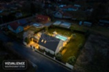 Prodej rozestavěného domu 4+kk, garáž, pozemek 949m2 u Karlštejna