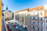Žijte nad střechami starých Nuslí: Unikátní secesní ateliér s výhledem a duší