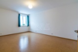 Prostorný byt  s atmosférou rodinného domu - zahrada, krytá terasa, 2x parkovací stání, sklep