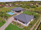 Nadstandardní bungalov z roku 2022, 4+kk, 243 m2, terasa 66 m2, pozemek 2 991 m2, Němčice u Kolína