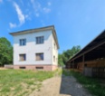 Prodej 4podlažního domu s velkým pozemkem – strategická poloha, 10 min od Zlína