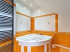 Horská chalupa z roku 2012 pro náročné. Bazén, sauna, kachlová kamna. Parkování. Udržovaná zahrada. Celoroční využití pro sebe či krátkodobé pronájmy. Ihned k dispozici.
