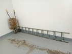 Dřevěný žebřík a stavební kolečko