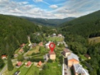 Jedinečná příležitost v srdci Beskyd: Byt 3+1 s parkováním a společnou zahradou