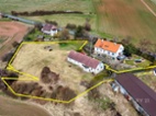 Rodinný dům 5+1 před rekonstrukcí v klidné obci Hředle u Rakovníka s pozemkem o výměře 4.082 m2.