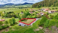Slunný zasíťovaný pozemek v mimořádné lokalitě
