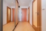 Světlý byt 2+kk (42 m²) s vlastní lodžií (6,3 m²) a sklepem, 5 min od metra Háje – Stříbrského, Praha