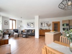 Prostorný byt 100 m² 3+kk s balkónem 17,7 m², sdílenou zahradou a vlastním garážovým stáním