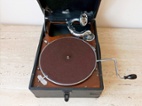 His Master’s Voice - starožitný gramofon