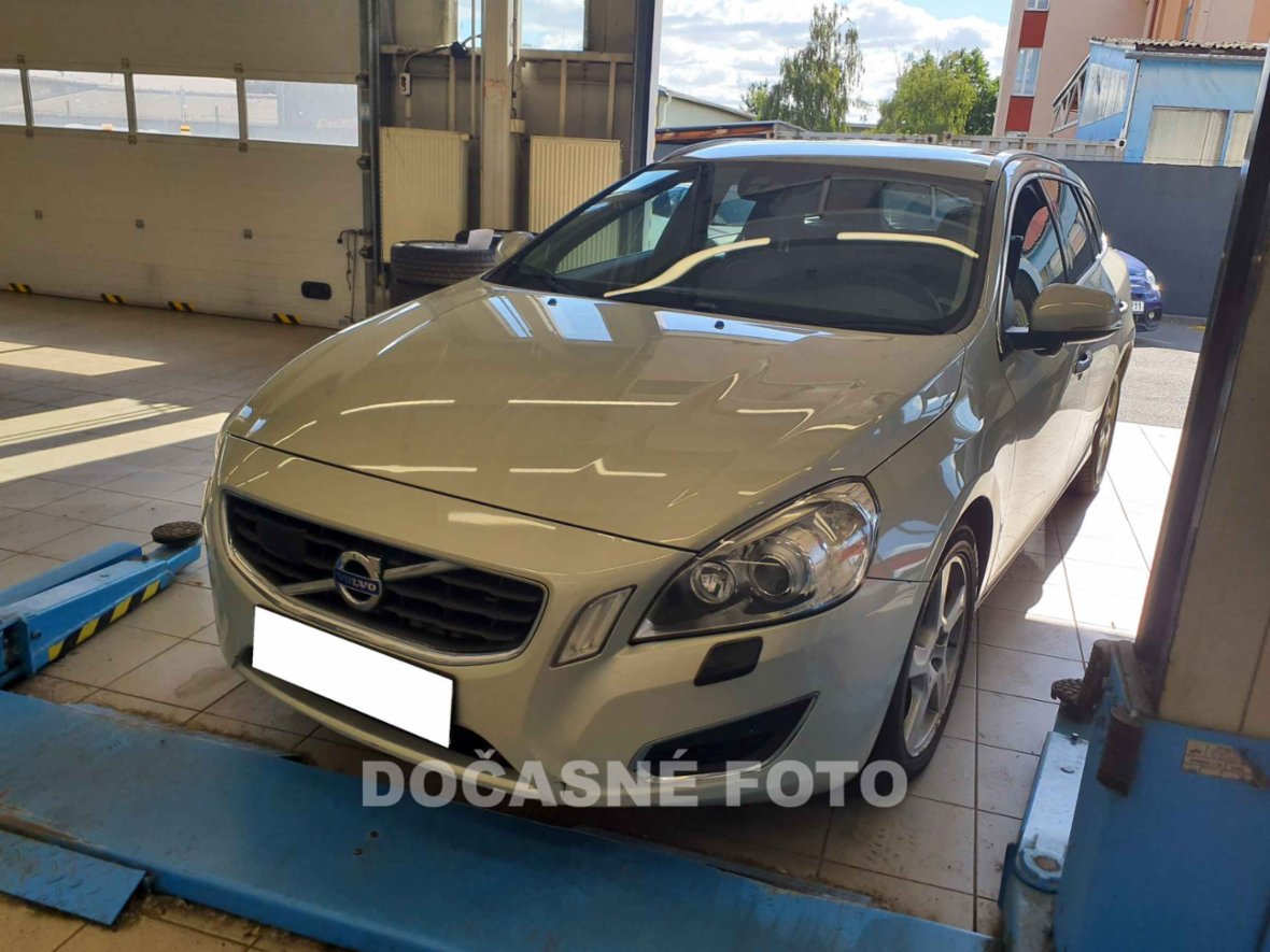 Volvo V60, 4x4 2.4 D5, AT, xenon, kůže, kombi,