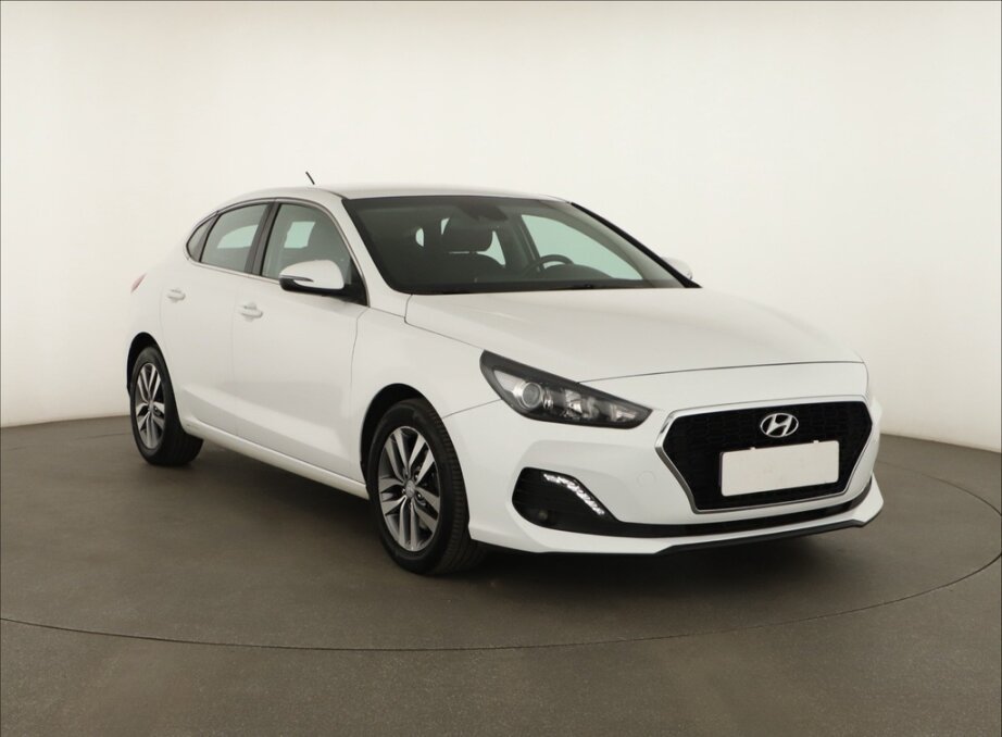 Hyundai i30 Fastback, 1.6 CRDiTrikolor , ČR,1.maj,