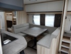Hobby De Luxe 545 KMF, r.v. 2025, barva bílá,