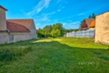 Stavební parcela 1 088 m² s garáží a vlastní studnou – Kokovice (okres Kladno)