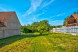 Stavební parcela 1 088 m² s garáží a vlastní studnou – Kokovice (okres Kladno)