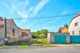 Stavební parcela 1 088 m² s garáží a vlastní studnou – Kokovice (okres Kladno)
