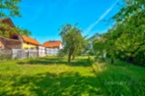 Stavební parcela 1 088 m² s garáží a vlastní studnou – Kokovice (okres Kladno)