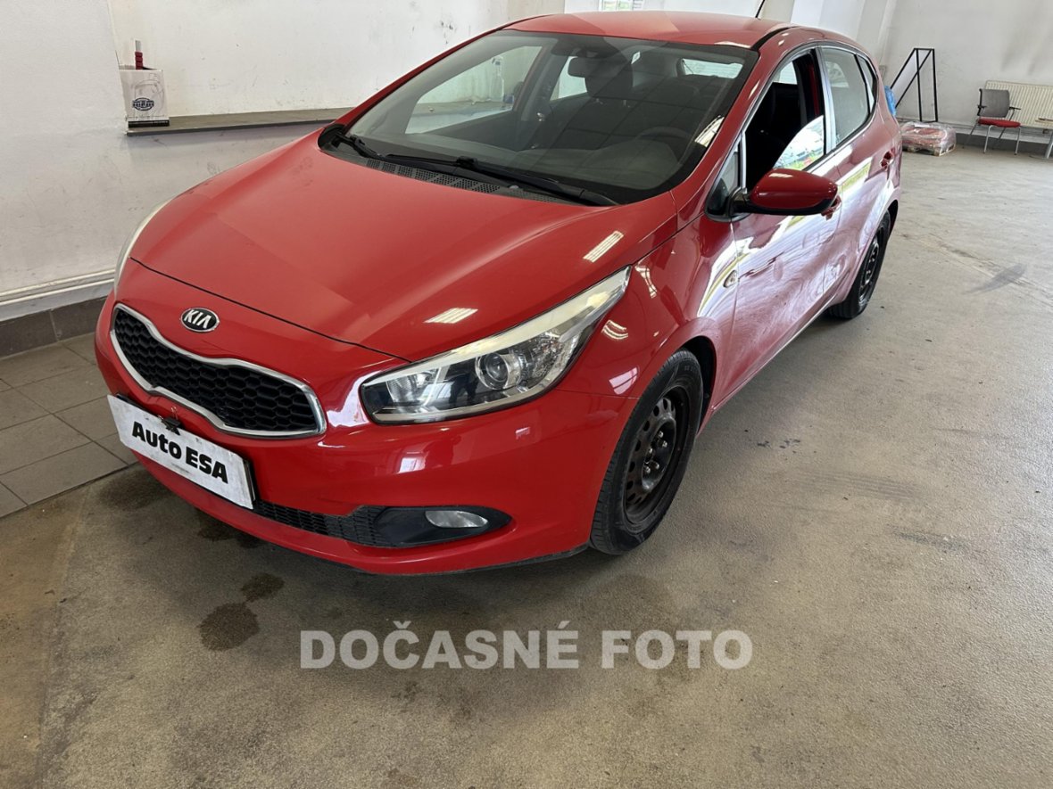 Kia Ceed, 1.6GDi, ČR, AC, STK5/28, hatchback,