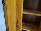Dřevěná skříňka - komoda s ozd. kov.