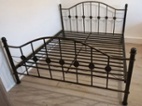 Kovová zdobená dvojlůžková postel