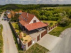 Dům mnoha možností. V přírodě, ale hned u Prahy. 5+kk, prostor, výhled, velká krytá terasa, krb.