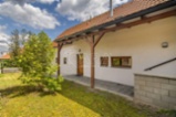 Dům mnoha možností. V přírodě, ale hned u Prahy. 5+kk, prostor, výhled, velká krytá terasa, krb.