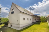 Dům mnoha možností. V přírodě, ale hned u Prahy. 5+kk, prostor, výhled, velká krytá terasa, krb.