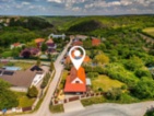 Dům mnoha možností. V přírodě, ale hned u Prahy. 5+kk, prostor, výhled, velká krytá terasa, krb.