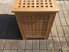 úložná lavice do předsíně a koš na prádl