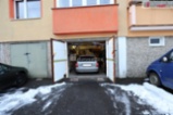 Garáž s elektřinou v přízemí panelo