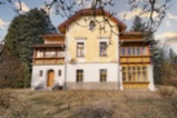 Secesní vila v téměř původním stavu v Senohrabech s velkým pozemkem a vlastním lesem