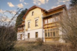 Secesní vila v téměř původním stavu v Senohrabech s velkým pozemkem a vlastním lesem