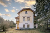 Secesní vila v téměř původním stavu v Senohrabech s velkým pozemkem a vlastním lesem