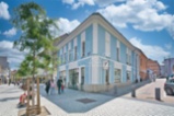 Středně velký a stabilní činžovní dům s novou střechou v centru Kladna