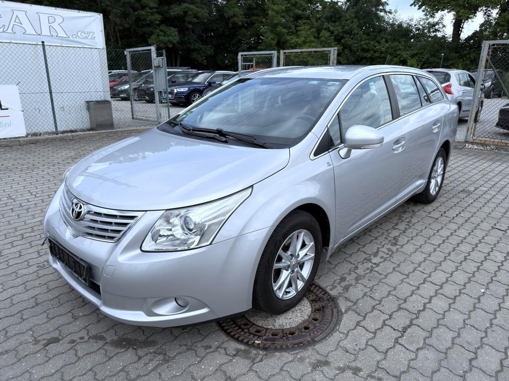 Toyota Avensis, 1.8i 108 kW navi. serviska, kombi,