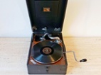 His Master’s Voice - starožitný gramofon