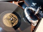 His Master’s Voice - starožitný gramofon